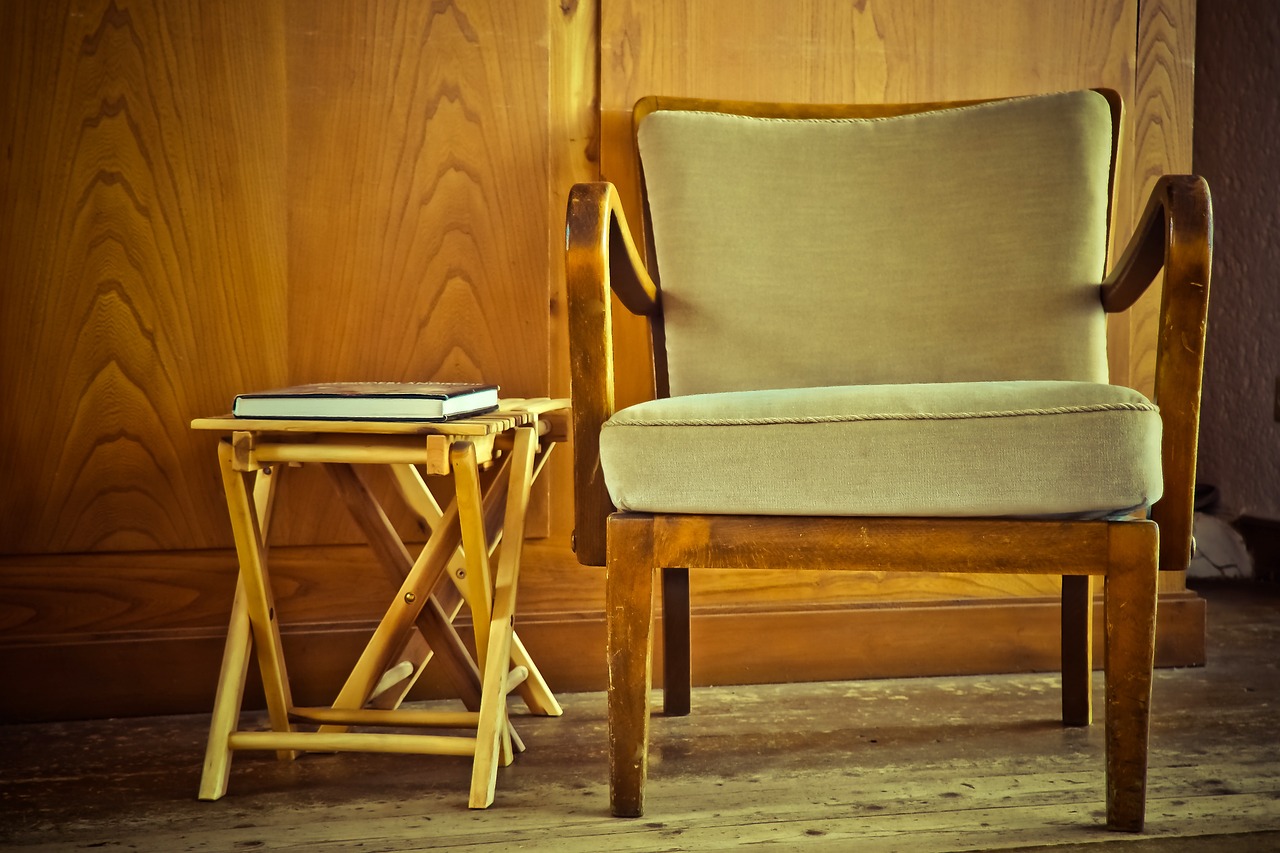 une chaise en bois vintage à l'intérieur d'une salle de séjour