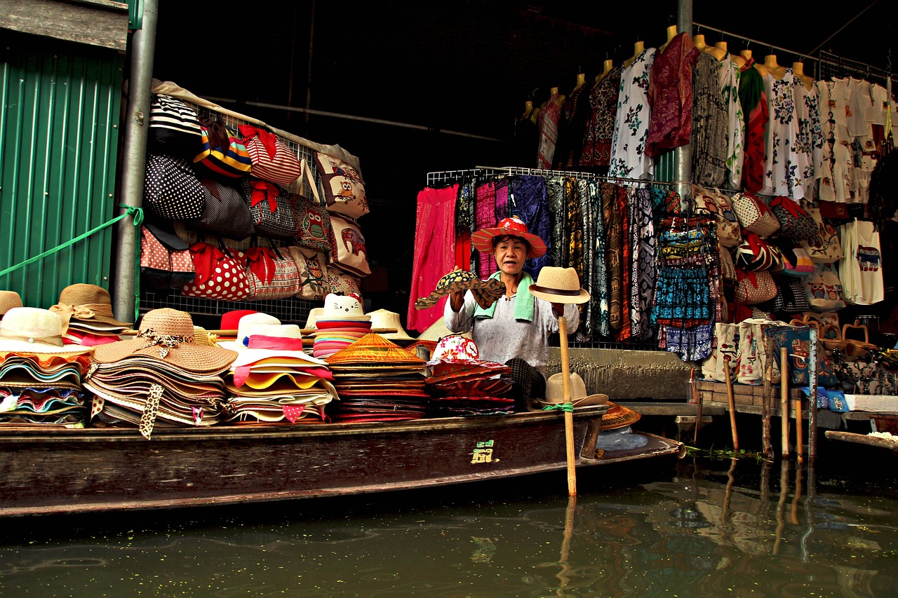 une femme fouillant dans une brocante