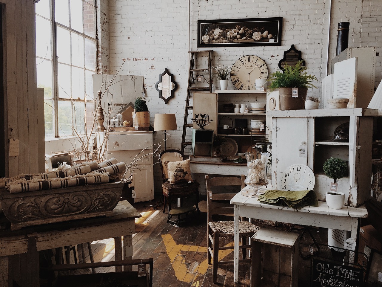 Une table vintage dans une pièce moderne